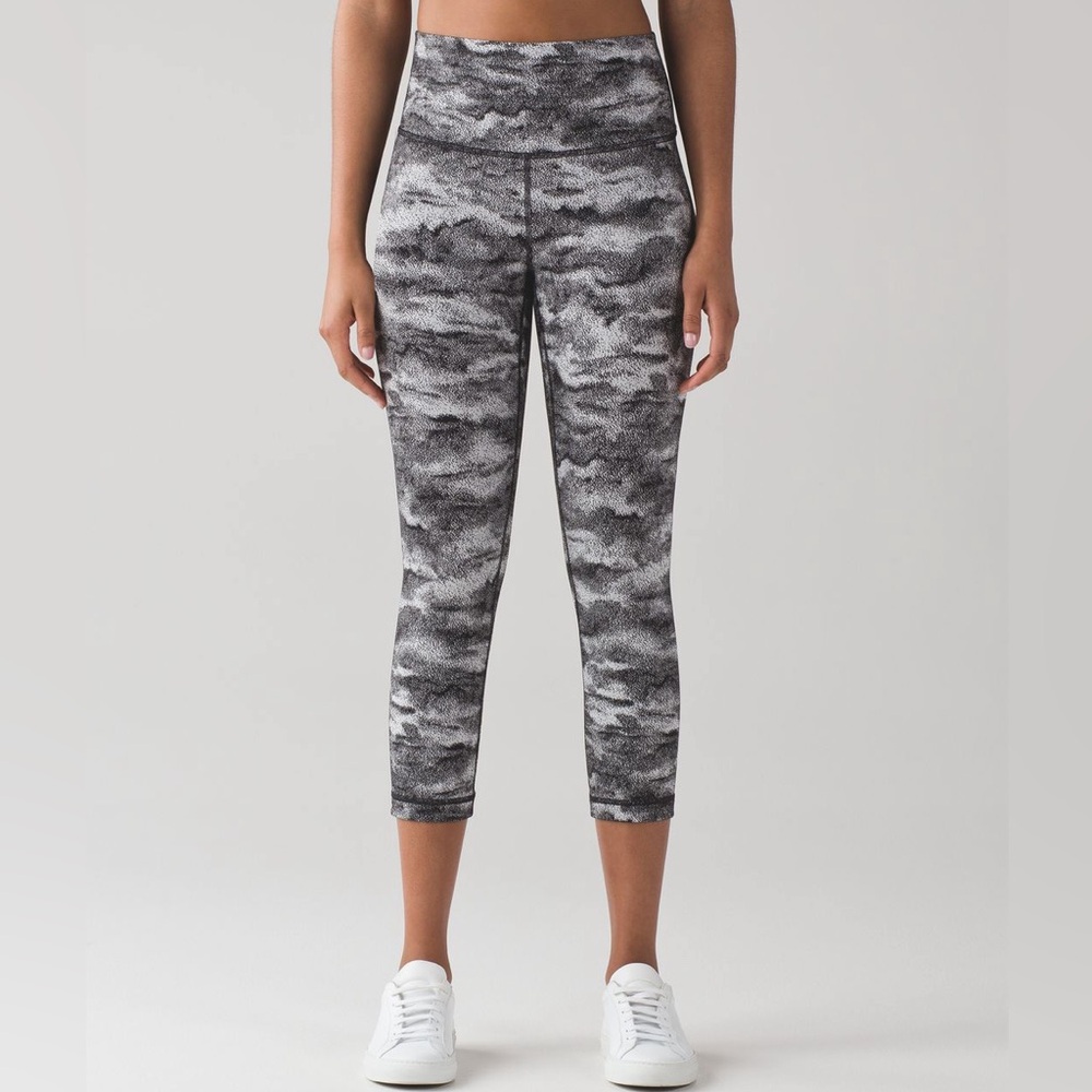 Lululemon (10) Wunder Under Hi-Rise Cropped Leggings Gray Camo Print Hazy Days